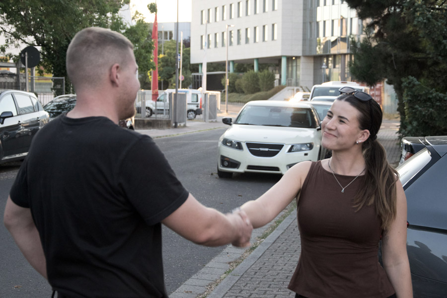 Handschlag bei FN Fahrzeugtechnik